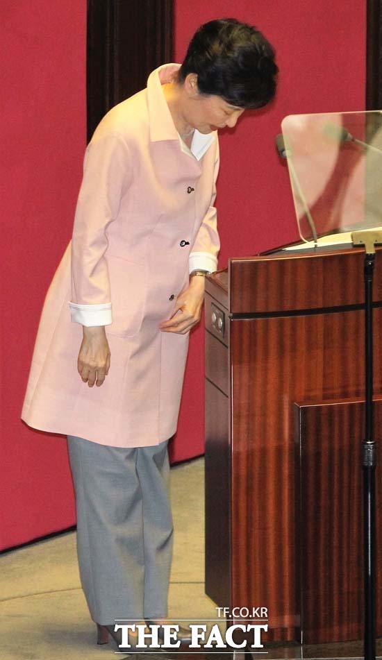 박근혜 대통령, 1원도 챙긴 적 없는 지도자? 최경환 새누리당 의원이 박근혜 대통령레 대해 1원도 챙긴 적 없는 지도자라고 말하며 탄핵 표결에 불참했다. 지난 6월 제20대 국회 개원식에서 인사하 박근혜 대통령. /임영무 기자