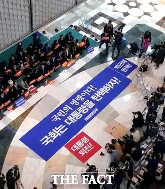 9일 더불어민주당 의원들은 국회 로텐더홀에서 8일부터 진행됐던 철야 농성을 마무리하며 박근혜 대통령 탄핵안 가결을 다짐했다. /국회=박대웅 기자