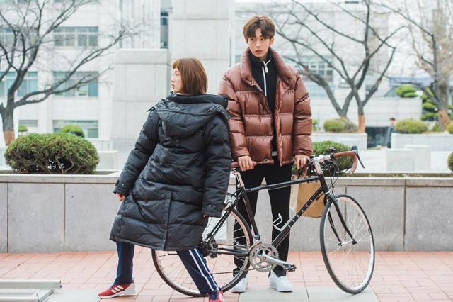 역도요정 김복주 촬영 현장 스틸. 배우 이성경과 남주혁이 출연하는 MBC 수목드라마 역도요정 김복주는 매주 수요일, 목요일 오후 10시 방송된다. /YG엔터테인먼트 제공