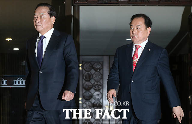 친박계 좌장격인 서청원(왼쪽) 새누리당 의원이 박근혜 대통령 탄핵소추안 가결 후 본회의장을 급히 떠나고 있다. /국회=사진공동취재단