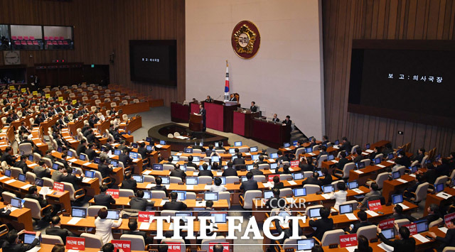 박근혜 대통령 탄핵소추안 표결을 하루 앞둔 8일 오후 서울 여의도 국회의사당에서 열린 제346회 국회 제17차 본회의에서 권영진 국회사무처 의사국장이 박근혜 대통령 탄핵소추안 발의 의사보고를 하고 있다./배정한 기자