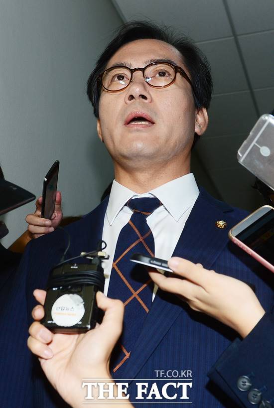 김영우 의원, 박근혜 탄핵 가결 지지! 김영우(왼쪽에서 네 번째) 의원이 박근혜 탄핵 가결이 필요하다는 뜻을 밝혔다. 지난 9월 국방위 방위사업청 국감장에 들어서는 김영우 의원. /배정한 기자