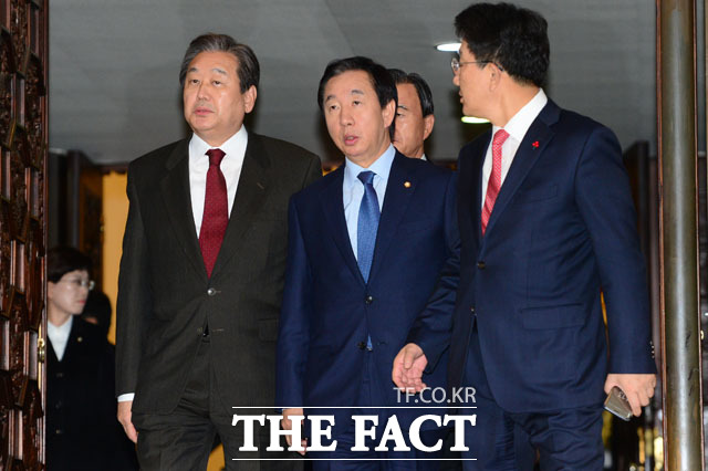 9일 오후 서울 여의도 국회에서 박근혜 대통령에 대한 탄핵소추안 가결된 가운데 김무성(왼쪽) 김성태(가운데) 권성동 의원이 본회의장을 나서고 있다./남윤호 기자