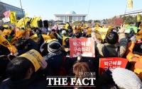 [TF포토] 탄핵 표결 시작…국회로 쏠린 '국민의 시선'