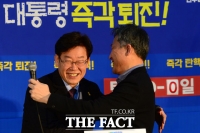 [TF사진관] 표창원 만난 이재명 성남시장, '탄핵버스터 릴레이 주자로 동참'