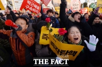 [TF포토] '국민이 승리했다!'…박근혜 탄핵 가결에 기뻐하는 시민들