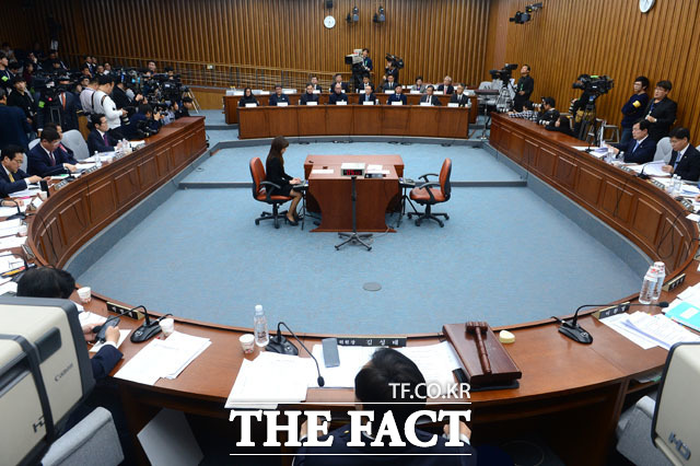 국회 박근혜 정부의 최순실 등 민간인에 의한 국정농단 의혹사건 진상규명을 위한 국정조사특별위원회는 14일 3차 청문회를 열고 박 대통령의 의료 관련 의혹과 세월호 7시간 의혹 등을 조사한다. /배정한 기자