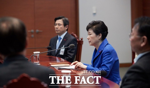 박근혜 대통령이 지난 9일 국회에서의 탄핵소추안 가결로 직무가 정지된 가운데 이번 주 세월호 7시간을 둘러싼 판도라의 상자가 열릴지 귀추가 주목된다. 사진은 지난 9일 국무총리와 관계부처 장관 간담회에서 모두발언하는 박 대통령. /사진=청와대