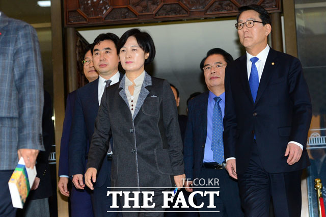 더불어민주당은 11일 신임 민정수석도 대통령의 뇌물죄 인정하는 촌극을 어쩔 것인가라고 개탄했다. /배정한 기자