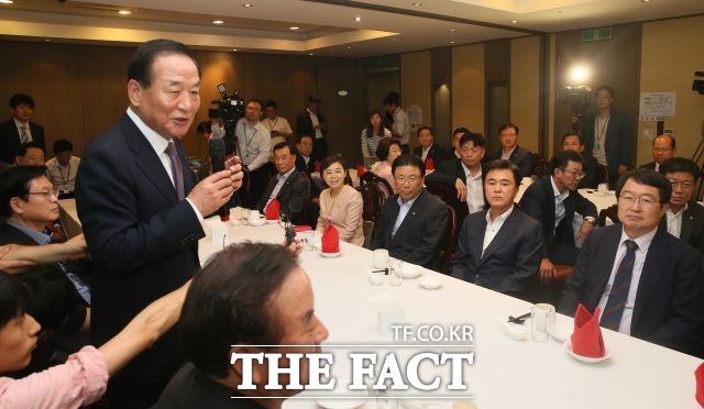 친박 대규모 심야회동 친박 대규모 심야회동을 통해 비주류 김무성과 유승민과 결별을 선언했다./임영무 기자