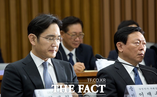 미르·K스포츠재단 출연금 지원 외 추가 자금 지원 의혹이 불거진 일부 대기업의 경우 그룹 수뇌부에 대한 소환 조사 등 특검의 강도 높은 수사가 이어질지에 불안을 감추지 못하는 분위기다. 이재용 삼성전자 부회장(왼쪽), 신동빈 롯데그룹 회장 /사진공동취재단