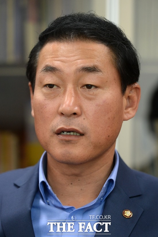 황영철 새누리당 의원이 말한 최순실의 남자들 누구? 새누리당 비주류 모임인 비상시국위원회 황 의원은 친박계 의원 8명에게 탈당을 요구했다. /더팩트 DB