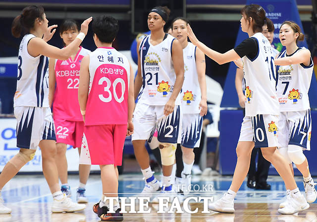 신한은행이 58-50으로 승리를 거둔 가운데 경기 종료 후 선수들이 하이파이브를 나누고 있다.