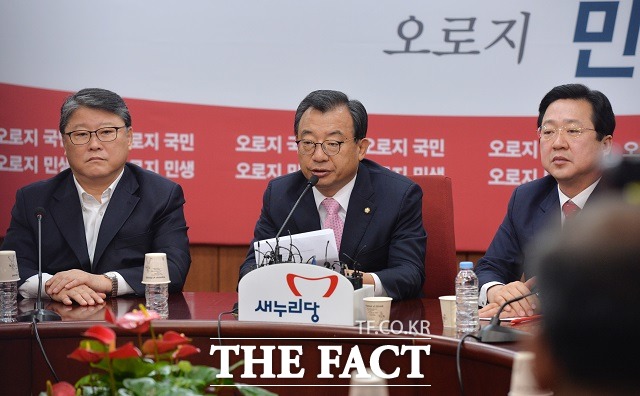 새누리당 주류와 비주류 간 갈등이 심화되고 있다. 사진은 친박계 조원진 최고위원, 이정현 대표, 이장우 최고위원(왼쪽부터)./문병희 기자