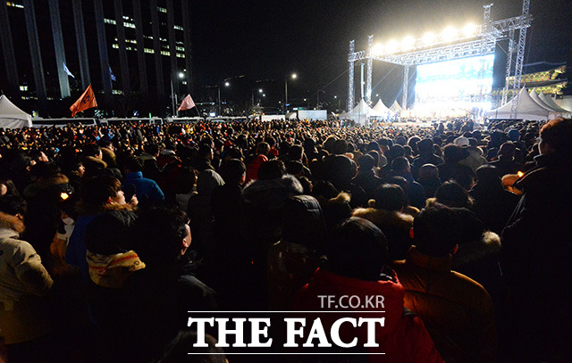 사진은 지난 10일 박근혜 대통령의 탄핵안이 가결된 다음 날 열린 7차 대규모 촛불집회 당시. 집회에 참석자들은 박 대통령의 탄핵은 끝이 아니라 시작이라며 즉각적인 퇴진을 거듭 요구했다. /이덕인 기자