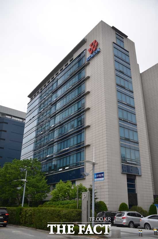 한화투자증권은 13일 코오롱에 대해 주가 상승을 기대하며 투자의견 매수를 유지했다. /더팩트 DB