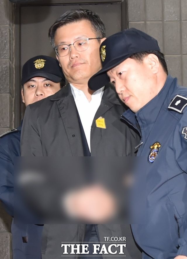 정호성 최순실 고리가 드러나 정호성 비서관이 최수실 단골 성형외과 의사와 긴밀히 접촉한 사실이 드러났다./이새롬 기자