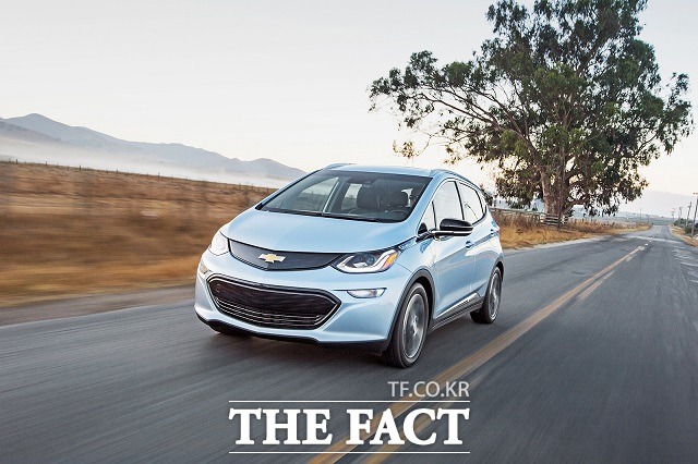 쉐보레의 순수전기차 볼트EV가 내년 상반기 국내 출시를 앞두고 환경부로부터 383.17km의 1회 충전 주행거리를 인증받았다. /한국지엠 제공
