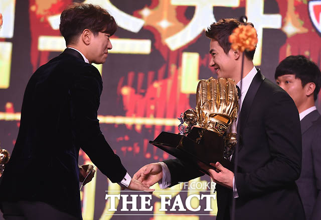 두산 김재환이 외야수부문 골든골러브를 수상하고 있다.