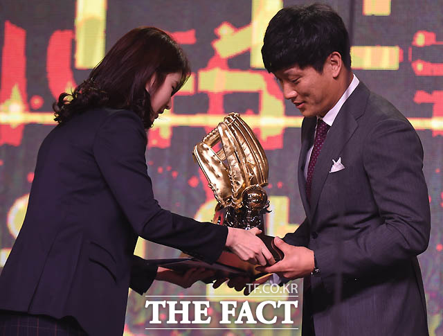 KIA 김주찬이 외야수부문 골든골러브를 수상하고 있다.