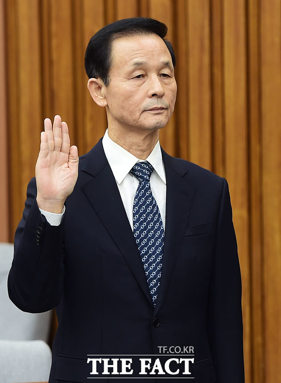 김장수 전 국가안보실장은 14일 세월호 참사 당일 박근혜 대통령이 집무실에는 안 계신 것 같다는 말을 보좌관으로부터 들었다고 말했다. /국회=사진공동취재단