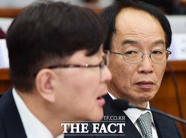 김원호 전 대통령경호실 의무실장이 의원들의 질의에 답변하는 김영재 원장(왼쪽)을 바라보고 있다.
