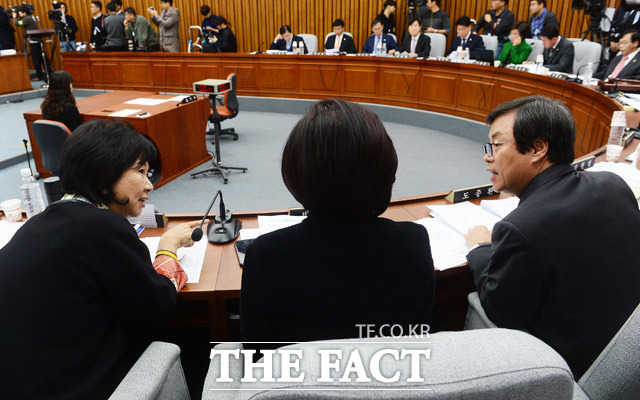 더불어민주당 손혜원 의원과 박영선 의원, 도종환 의원(왼쪽)이 대화를 하고 있다.