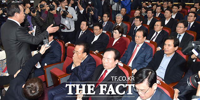 배신의 정치 비박 비난 서청원 새누리당 의원이 13일 오후 서울 여의도 국회 의원회관에서 열린 친박 주도 혁신과 통합 보수 연합 출범식에서 발언을 하고 있다./이새롬 기자