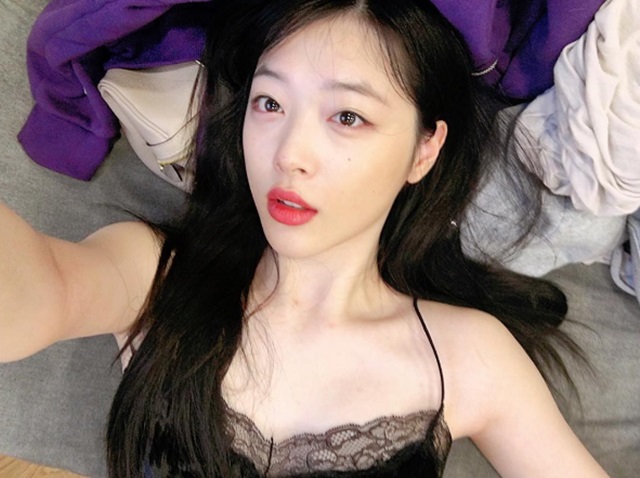 설리의 셀카. 가수 겸 배우 설리가 14일 오후 인스타그램에 사진 한 장을 올렸다. /설리 인스타그램