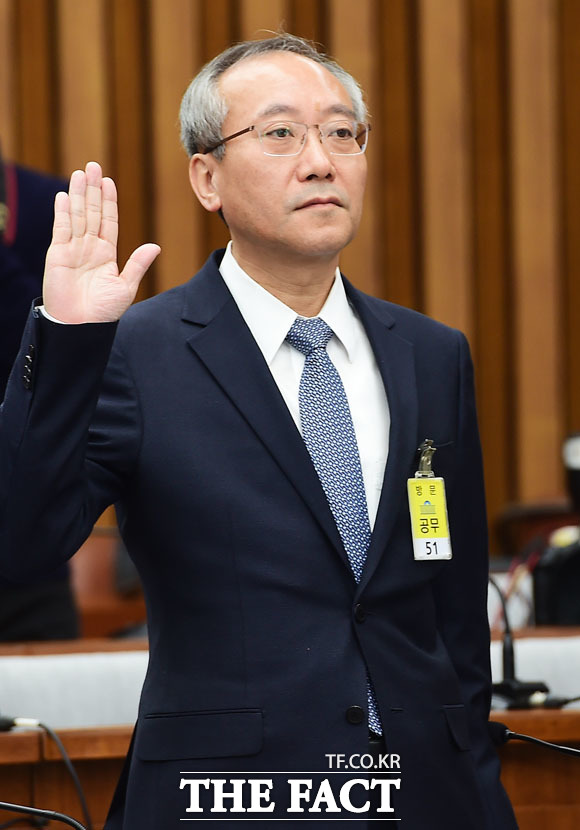 서창석 전 주치의 태반주사는 갱년기 치료용 박근혜 정부의 최순실 등 민간인에 의한 국정농단 의혹사건 진상규명을 위한 국정조사 특별위원회의 3차 청문회가 14일 오후 서울 여의도 국회에서 열린 가운데 서창석 전 대통령 주치의가 증인선서를 하고 있다./배정한 기자