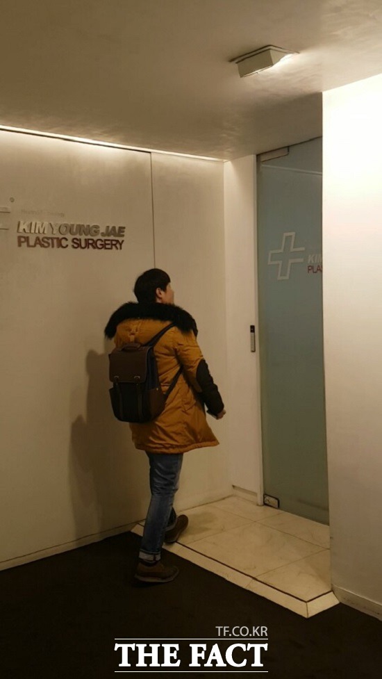 아무도 없어요? 김영재 의원은 14일 오전 11시 50분경 업무를 중단했다. /논현=오경희 기자