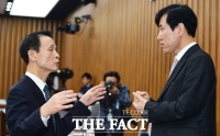 [TF포토] 하태경 의원에게 상황 설명하는 김장수 전 국가안보실장
