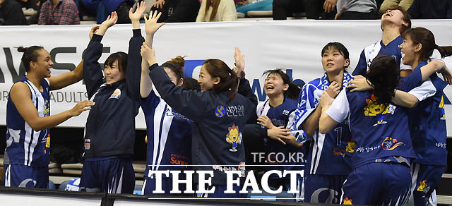 신한은행 선수들이 4쿼터 종료 직전 김단비의 자유투가 연속해서 성공되자 환호하고 있다.
