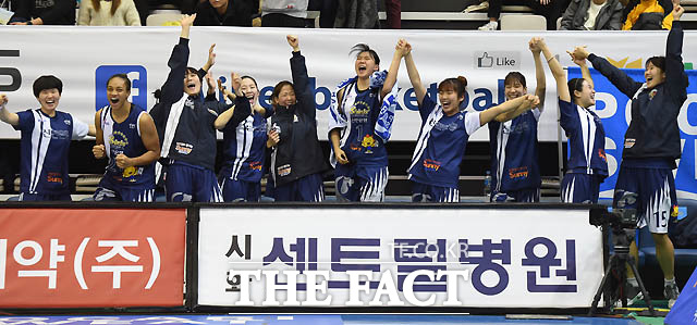신한은행 선수들이 4쿼터 종료 직전 김단비의 자유투가 연속해서 성공되자 환호하고 있다.