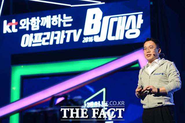 서수길 아프리카TV 대표이사가 15일 오후 6시 서울 삼성동 코엑스 오디토리움관에서 열린 ‘2016 아프리카TV BJ 대상’ 시상식에서 “모든 BJ에게 광고 수익의 60%를 배분하겠다”고 밝혔다. /남용희 기자