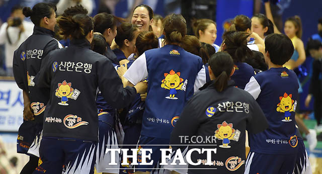 신한은행이 58-55로 우리은행의 개막 14연승을 저지한 가운데 경기 종료 후 선수들이 환호하고 있다.
