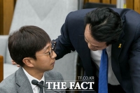 [TF포토] 안민석-이규혁 '청문회 전 비밀대화'