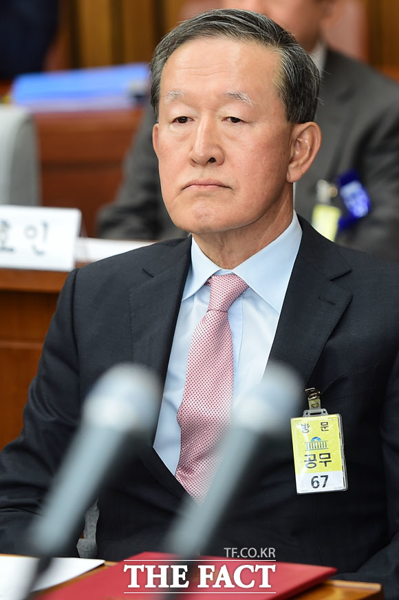 최순실 게이트에 연루돼 주요 기업이 전경련 탈퇴를 선언한 가운데 임기를 약 2개월 앞둔 허창수 회장의 리더십이 시험대에 올랐다. /배정한 기자