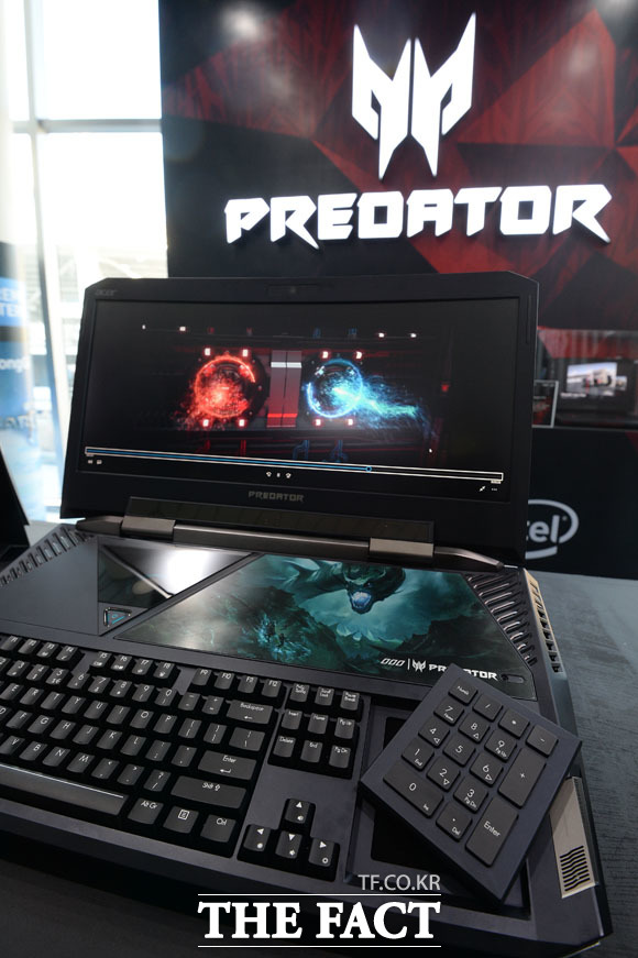 세계 최초 커브드 노트북 ‘프레데터 21X’ 제품. /남용희 기자