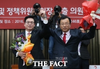 [TF포토] 새누리당 원내대표 경선, 정우택-이현재, '친박의 승리!'