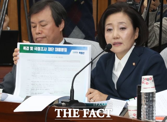 박영선 더불어민주당 의원에 의해 어느 정도 예고됐다. 박영선 민주당 의원은 특검 및 국정조사 재단(K스포츠) 대응방침이라는 문건을 입수해 공개하며 정동춘 전 K스포츠재단 이사장이 작성한 것이 맞는지를 따져 물은 바 있다. /이새롬 기자