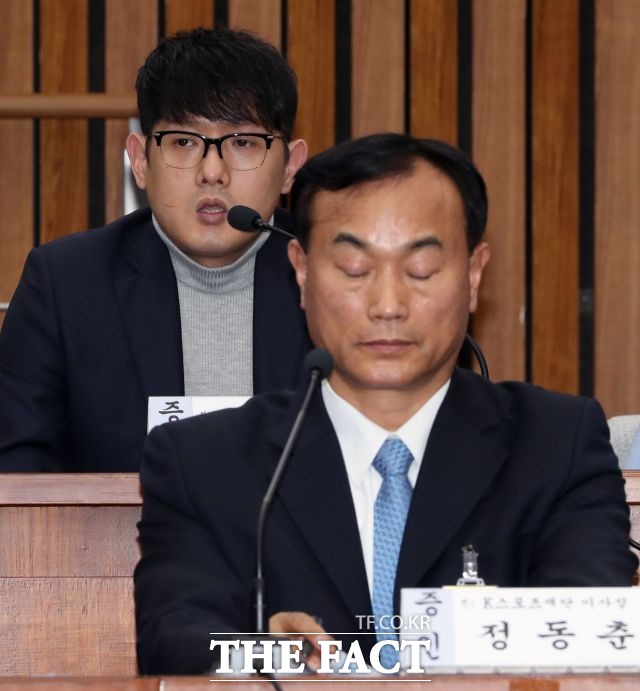 박헌영 전 K스포츠재단 과장은 고영태 씨가 평소에 태블릿PC를 사용하는 것을 목격했다면서 당시 (고영태가) 그 태블릿PC에 맞는 충전기를 사 오라고 시켰는데, 아무 충전기나 꽂으면 되지 않냐고 했더니, 구형이라 핀이 맞지 않는다고, 일반 충전기로는 안 된다고 했다고 말했다. /이새롬 기자