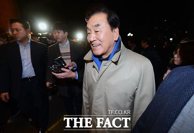이명박 전 대통령이 18일 오후 서울 강남구 신사동의 한 음식점에서 이명박계 인사들과 송년모임을 연 가운데 이재오 전 의원이 참석하고 있다.