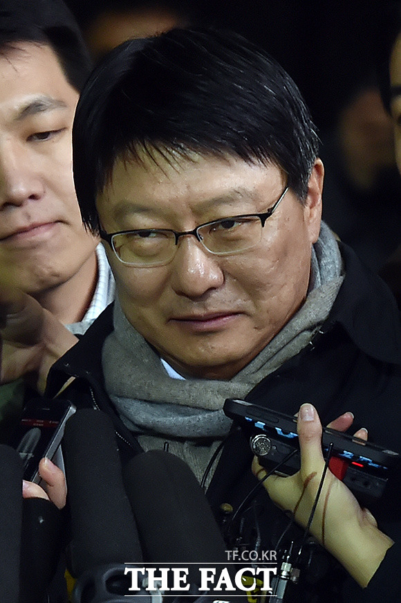 박지만, 신동욱 갈등. 박지만 EG회장이 박근혜 대통령 5촌 살인사건과 연관됐을 가능성이 제기됐다. SBS 그것이 알고싶다는 17일 방송에서 이 사건을 재조명했다./더팩트DB