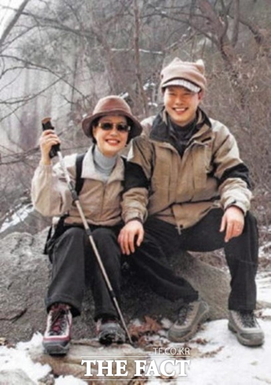 박근령-신동욱 부부. 박근령(왼쪽) 전 육영재단 이사장의 14살 연하 남편(2008년 재혼) 신동욱 총재(전 교수)는 2012년 박근혜 대통령과 박지만 회장에 대한 명예훼손과 무고 혐의로 구속됐다./더팩트DB