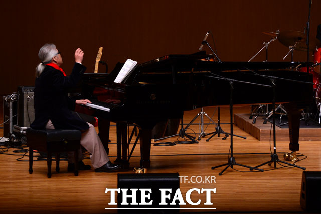 71살의 나이가 무색할 정도의 강력한 피아노 연주를 선보인 신관웅 씨의 모습. 그의 손짓에 15명으로 구성된 빅밴드는 환상적인 연주에 들어갔다.