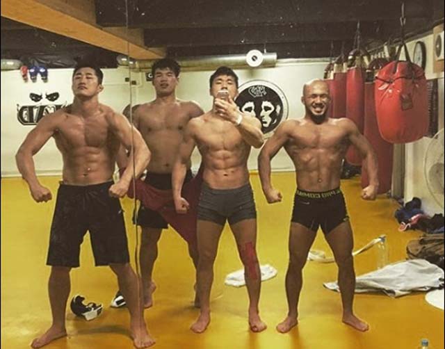 UFC 김동현, 완벽한 식스팩! UFC 207에 출전하는 스턴건 김동현(왼쪽)이 동료들과 완벽한 식스팩을 자랑했다. /김동현 인스타그램
