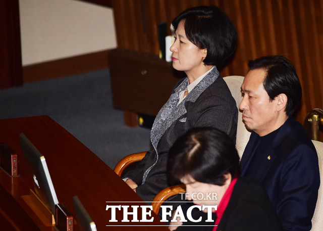 추미애 더불어민주당 대표와 우상호 원내대표는 19일 박근혜 대통령이 헌법재판소에 제출한 답변서와 관련 몰랐다 선의였다 정말 대국민담화 수준에 머물러서 대단히 실망스럽다고 지적했다. /배정한 기자