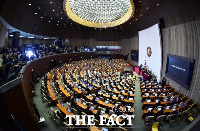 국회는 지난 9일 본회의를 열고 박근혜 대통령의 탄핵소추안을 표결에 부쳐 찬성 234표로 가결했다. 사진은 지난 3일 국회 본회의장. /배정한 기자