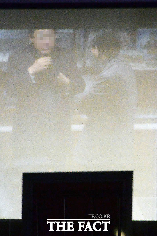 팔짱을 낀 채 변호사로 보이는 한 남성과 대화하는 우병우 전 수석(오른쪽). /남용희 기자